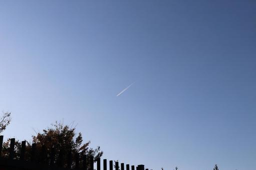 夕暮れ時の飛行機雲 夕暮れ時の飛行機雲の写真
