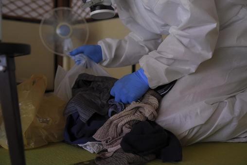ゴミ屋敷清掃現場の防護服作業員 ゴミ屋敷清掃現場の防護服作業員 特殊清掃,清掃作業,清掃サービスの写真素材