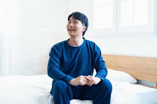 パジャマ姿の男性 パジャマ姿の男性 快眠,すっきり,がんばるの写真素材