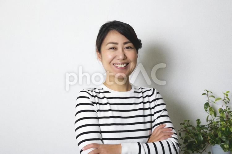 腕を組む笑顔の女性 女性,人物,笑顔の写真素材