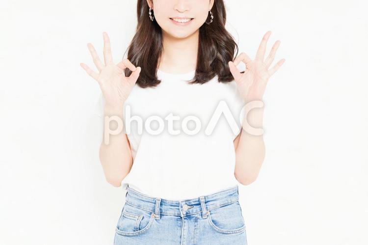 OKサインをするTシャツを着ている若い女性 ok,女性,若いの写真素材