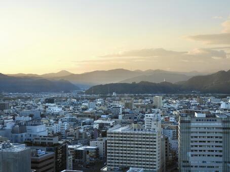 夕方の静岡市街地と安倍川向こうの山なみ2 静岡市,葵区,新中町ビルの写真素材