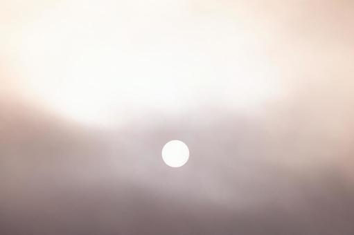 雲に隠れた太陽 雲に隠れた太陽の写真
