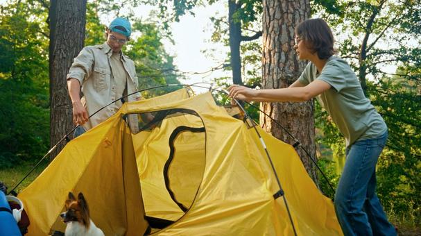 テントをしまっている二人 男女,外国人,テントの写真素材