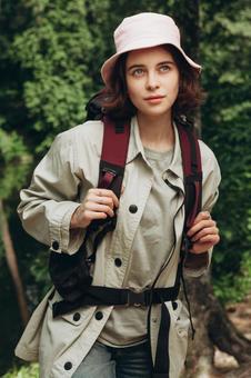 リュックを背負う女性 女性,外国人,登山の写真素材