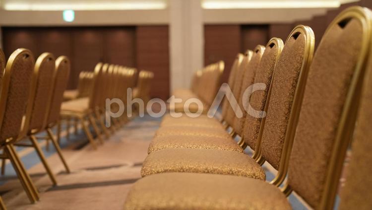 イベント会場の整列された椅子 イベント会場,椅子,整列の写真素材