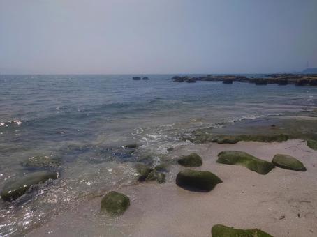 透き通った海の波が打ち寄せる砂浜 透き通った海の波が打ち寄せる砂浜 海,海岸,波の写真素材