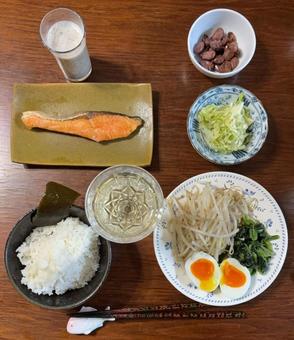 あきたこまち昆布ご飯と焼き銀鮭などの夕食 あきたこまち昆布ご飯と焼き銀鮭などの夕食 夕食,あきたこまち,昆布ご飯の写真素材