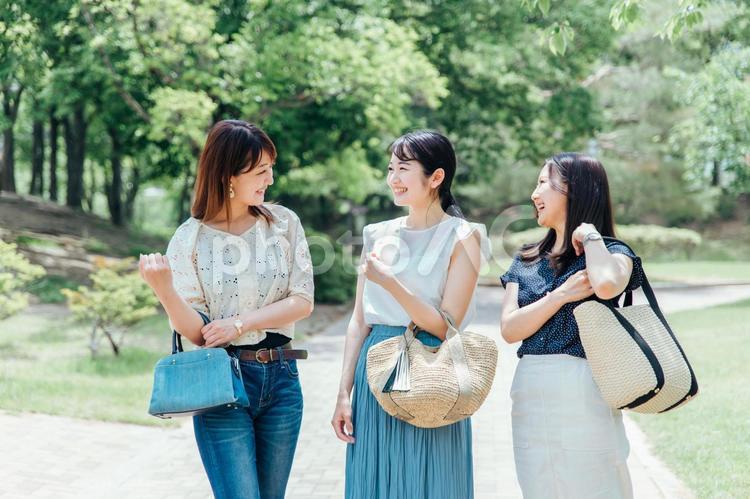 旅行する女性たち 旅行,観光,買い物の写真素材