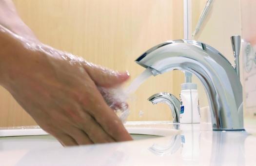洗面台で手洗いしているところ 手,金属,自動式の写真素材