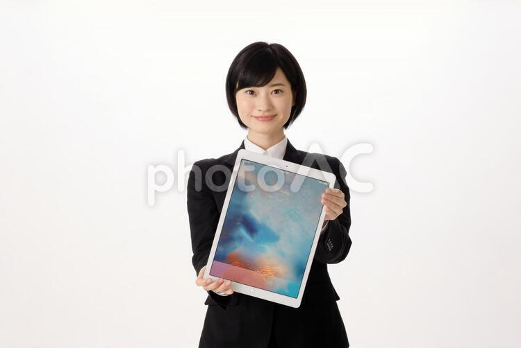 タブレットを持つ就活生の女性2 就活生,女性,白バックの写真素材