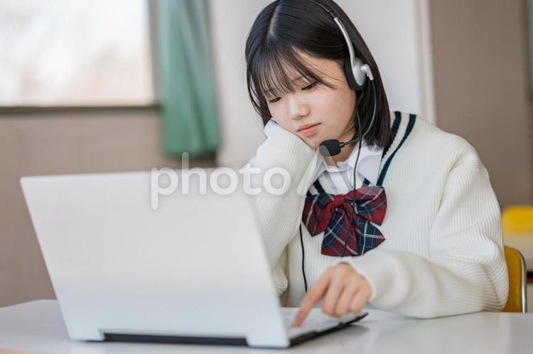 落ち込む学生 制服,女子学生,セーターの写真素材