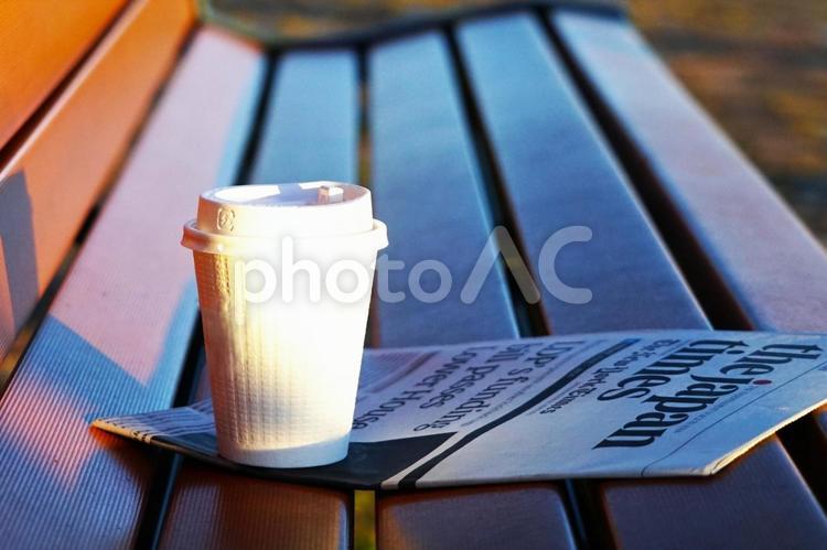 モーニングコーヒーと英字新聞 コーヒー,カップ,新聞の写真素材