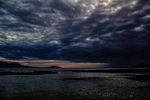 <素材>夕暮れの海の風景 <素材>夕暮れの海の風景の写真