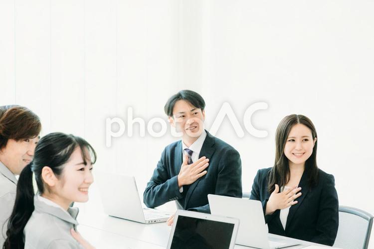 会議をするスーツと作業着姿の男女 オンライン会議,会議,会社の写真素材