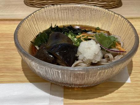 野菜と大根おろし、冷やしうどん 野菜と大根おろし、冷やしうどん 七穀,うどん,麺類の写真素材