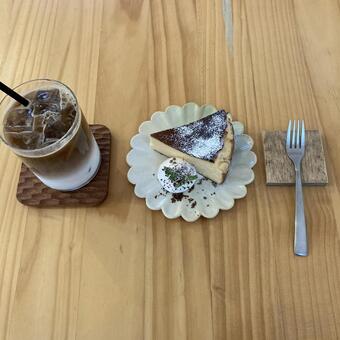 カフェラテとバスクチーズケーキ カフェラテ,バスクチーズケーキ,デザートの写真素材