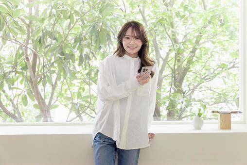 スマートフォンを使う女性 スマートフォンを使う女性 スマートフォン,検索,調べるの写真素材