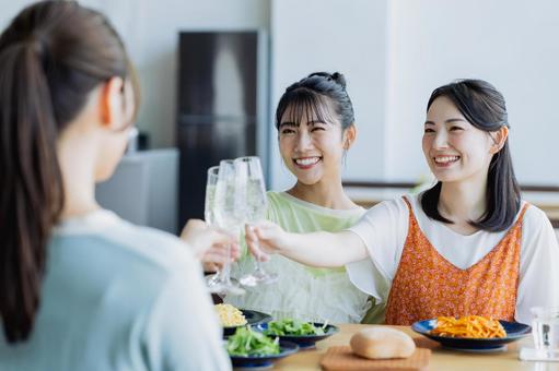 女子会で乾杯をする若い女性 女子会で乾杯をする若い女性 乾杯,女子会,女性の写真素材