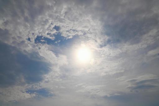 雲の多い空　太陽　空のみ 空,雲,雲が多いの写真素材