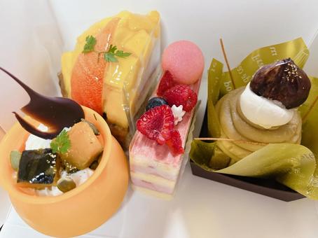 ケーキの盛り合わせ ケーキ,かぼちゃケーキ,フランボワーズの写真素材