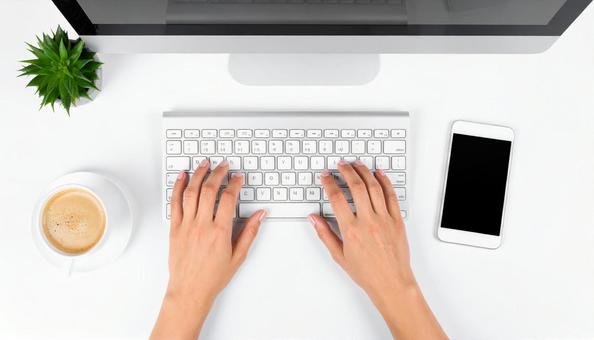 パソコン業務 キーボードに入力する女性 パソコン業務 キーボードに入力する女性の写真