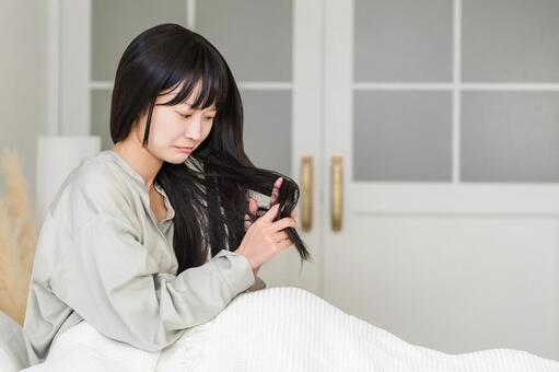 枕の摩擦,パサつくダメージヘアに悩む女性 髪,髪の毛,絡まるの写真素材