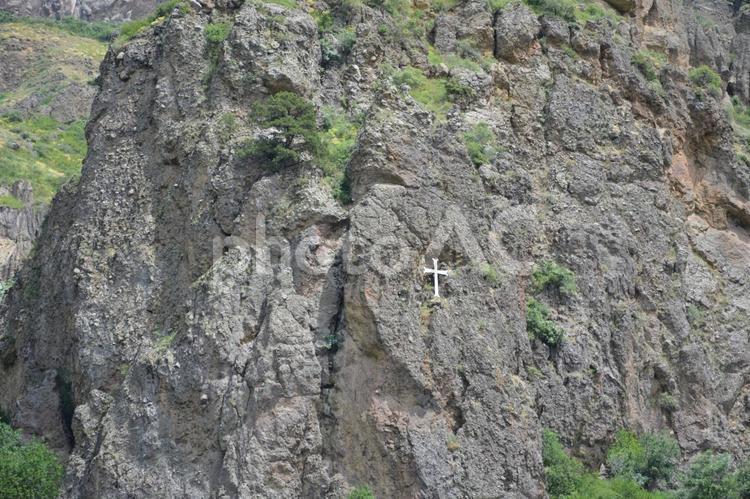 ゲガルド修道院の崖にある十字架 ゲガルド修道院,修道院,崖の写真素材