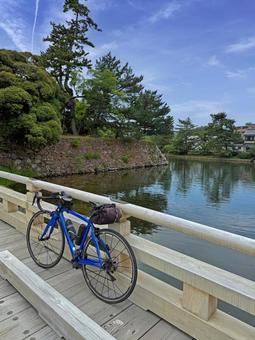 松江城のお堀(北惣門橋と自転車) 松江城のお堀(北惣門橋と自転車) 松江城,北惣門橋,お堀の写真素材