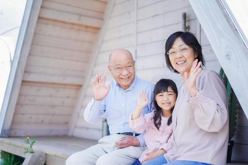 孫とレジャーに出かける高齢の夫婦 孫とレジャーに出かける高齢の夫婦 リゾート,笑顔,祖母の写真素材