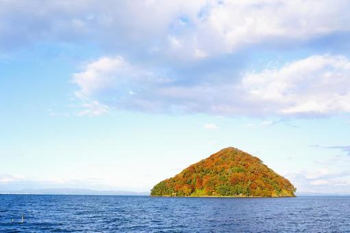 紅葉の山と水面の美しい風景 紅葉,山,水面の写真素材