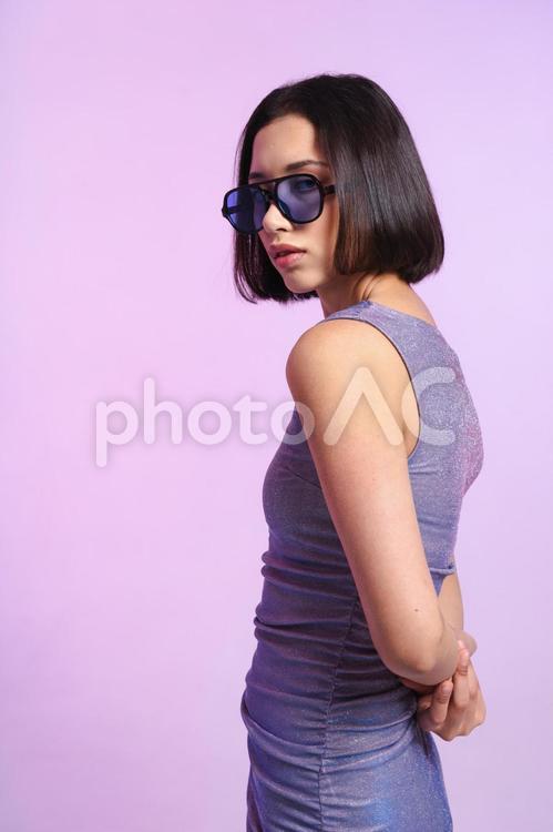振り向きカメラ目線の女性 女性,振り向く,ポーズの写真素材