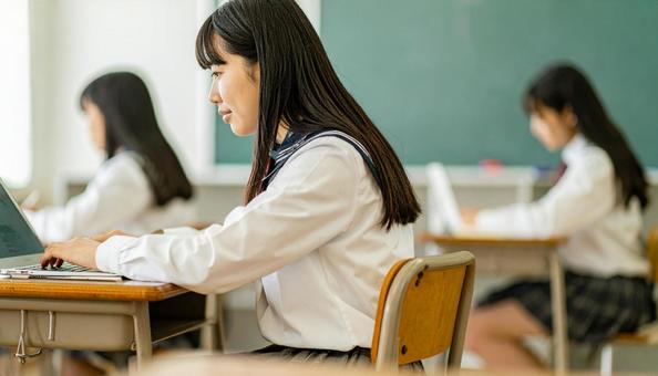 リモート授業を受ける日本人の女の子 リモート授業を受ける日本人の女の子の写真