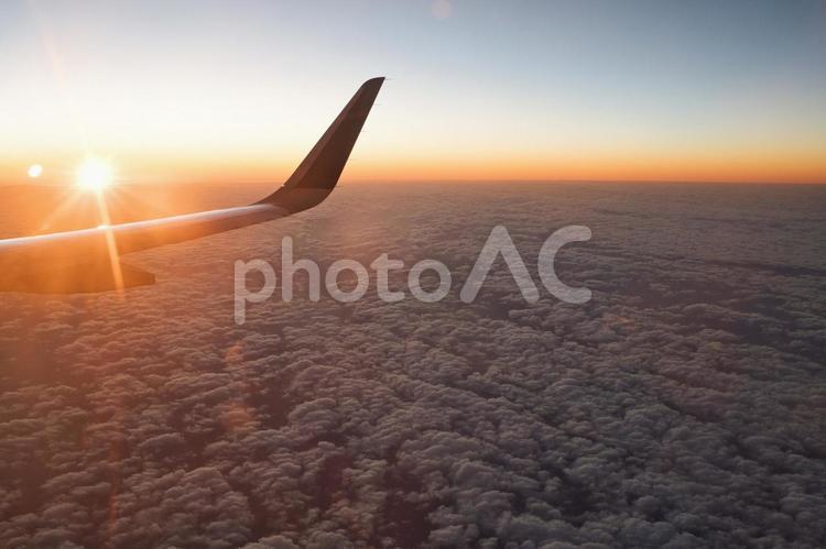 飛行機から見た朝日と雲 ウイング,スカイ,雲の写真素材