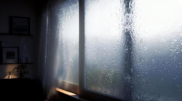 窓ガラスに雨が打ちつける静かな室内・梅雨 窓ガラスに雨が打ちつける静かな室内・梅雨の写真
