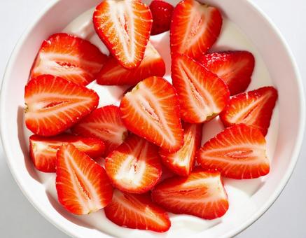 ヨーグルトと苺 いちご 白背景 ヨーグルトと苺 いちご 白背景の写真