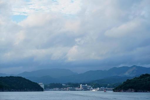 島根・海上からみる隠岐道後の西郷港 島根・海上からみる隠岐道後の西郷港 隠岐,西郷港,船の写真素材