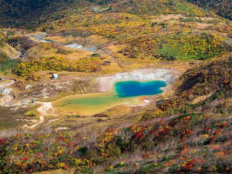 紅葉の栗駒山(須川岳)昭和湖 紅葉の栗駒山(須川岳)昭和湖の写真