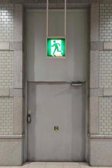 無機質な壁と非常口のドア　建物素材 避難,逃げる,非常口の写真素材