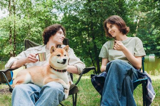 犬と笑顔で並ぶ人物たち 男女,外国人,犬の写真素材