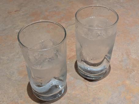 勤労感謝の日のファミレスの水コップ ファミリーレストラン,フライングガーデン,テーブルの写真素材