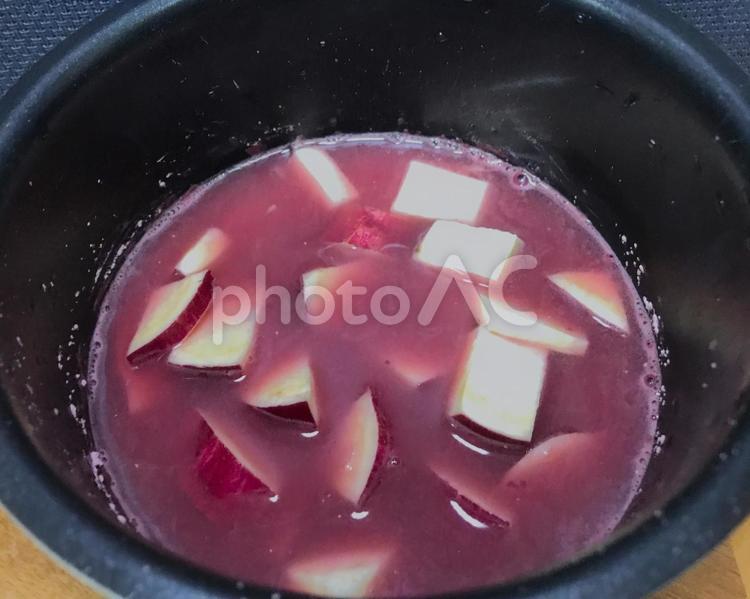 自宅の炊飯器でさつまいもの炊き込みご飯 炊き込みご飯,さつまいも,ピンクの写真素材