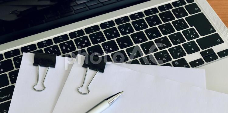 プレゼン資料　白紙とパソコン　ビジネス ビジネスイメージ,プレゼンテーション,資料の写真素材