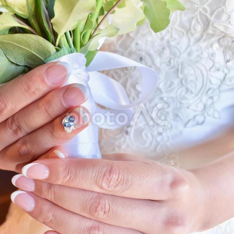ウエディングドレス姿とネイル 花嫁,結婚,ウエディングの写真素材
