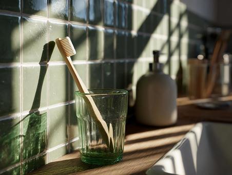 コップに立つ竹歯ブラシ コップに立つ竹歯ブラシの写真