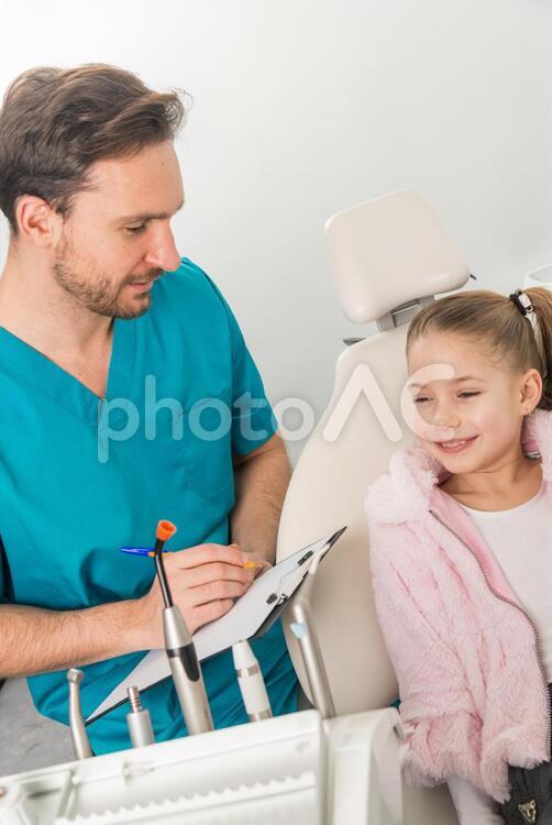患者の女の子に問診する歯科医1 歯医者,患者,診察の写真素材