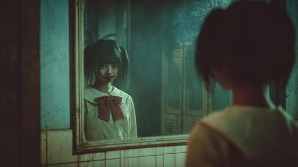 鏡に映るホラー少女 鏡に映るホラー少女の写真