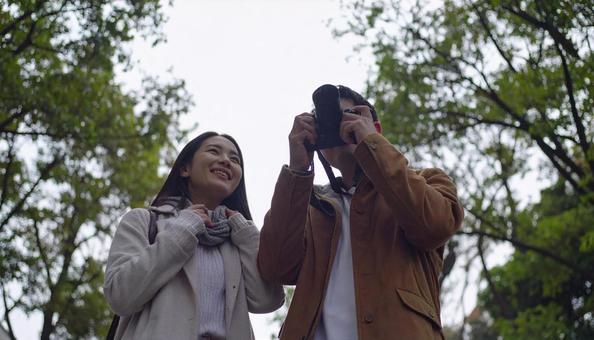 旅行で一眼レフカメラで写真を撮るカップル 旅行で一眼レフカメラで写真を撮るカップルの写真