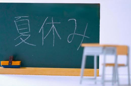 夏休みの教室（前ボケ） 黒板,夏休み,机の写真素材