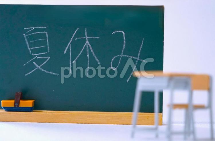 夏休みの教室（前ボケ） 黒板,夏休み,机の写真素材